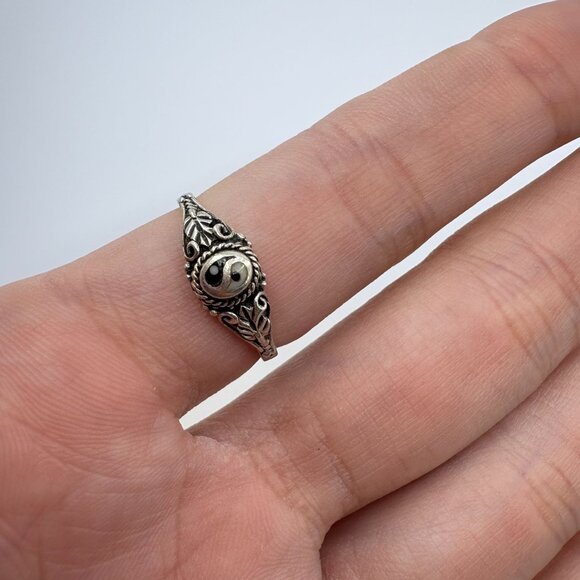 VTG Sterling Silver 925 Black & White Enamel Yin Yang Design Ring Size 7.75 - Picture 5 of 7